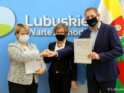 W piątek (12 lutego) Wicemarszałek Województwa Lubuskiego Łukasz Porcyki podpisał umowę na dofinansowanie wsparcia dla osób zagrożonych ubóstwem i wykluczeniem społecznym w Gminie Trzebiel.