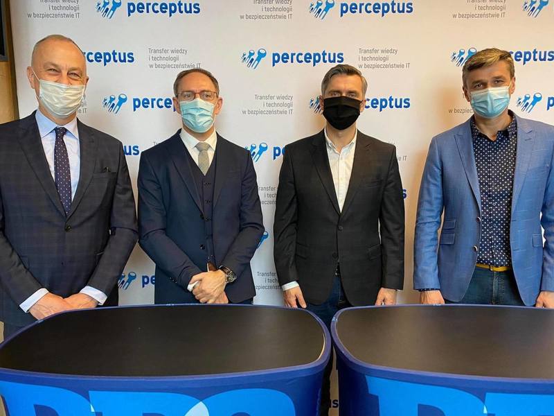 Od lewej:  Marcin Jabłoński - Członek Zarządu Województwa Lubuskiego, Jacek Starościc - Prezes Zarządu firmy Perceptus, poseł Waldemar Sługocki, radny województwa Sebastian Ciemnoczołowski.