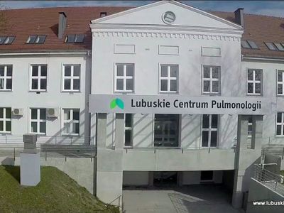 Dla pacjentów, którzy przeszli COVID-19, Lubuskie Centrum Pulmonologii w Torzymiu realizuje rehabilitację w ramach prowadzonej w szpitalu rehabilitacji pulmonologicznej poszerzonej o zabiegi i ćwiczenia dostosowane do indywidualnych potrzeb pacjentów, którzy chorobę przechodzili bardzo różnie i różne odczuwają jej skutki.