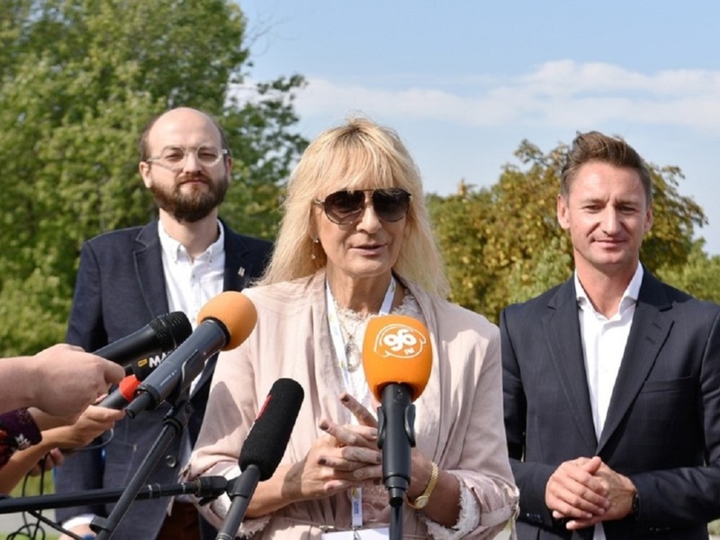 Prof. dr hab. med. Maria Gańczak jest nauczycielem akademickim Pomorskiego Uniwersytetu Medycznego w Szczecinie, specjalności naukowe: choroby zakaźne, choroby wewnętrzne, epidemiologia. Od roku akademickiego 2019/2020 objęła stanowisko kierownika Katedry Chorób Zakaźnych Collegium Medicum Uniwersytetu Zielonogórskiego.