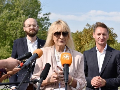 Prof. dr hab. med. Maria Gańczak jest nauczycielem akademickim Pomorskiego Uniwersytetu Medycznego w Szczecinie, specjalności naukowe: choroby zakaźne, choroby wewnętrzne, epidemiologia. Od roku akademickiego 2019/2020 objęła stanowisko kierownika Katedry Chorób Zakaźnych Collegium Medicum Uniwersytetu Zielonogórskiego.