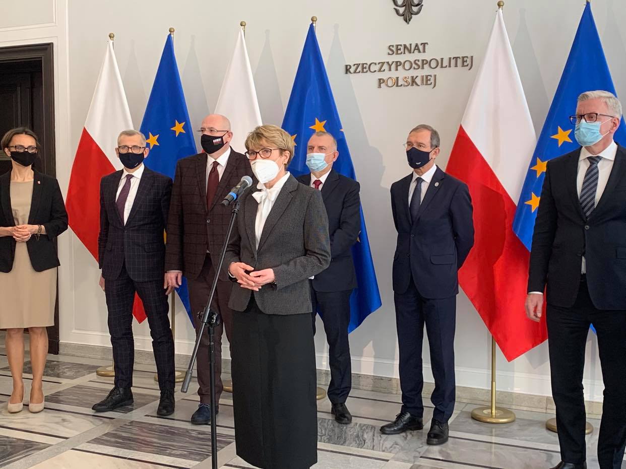 Marszałek Elżbieta Anna Polak podczas wystąpienia na konferencji prasowej w Senacie