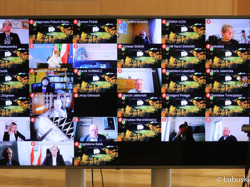 Telewizor z widokiem z kamer komputerów radnych województwa.
