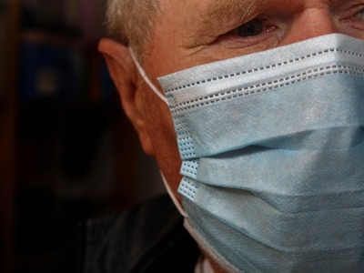 Od soboty, 27 lutego, w całej Polsce obowiązuje zakaz noszenia przyłbic, szalików, chust itp. Nie spełniają one kryteriów bezpieczeństwa i nie chronią nas tak skutecznie przed zakażeniem jak maseczki. fot. pixabay