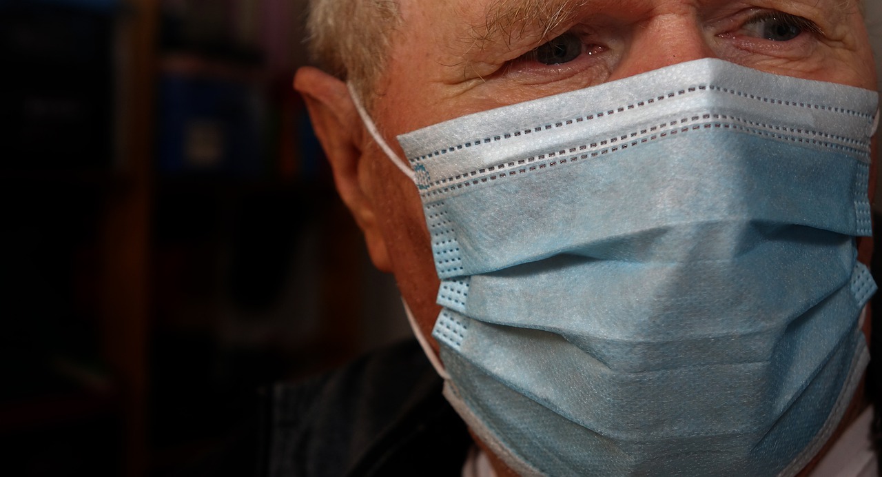 Od soboty, 27 lutego, w całej Polsce obowiązuje zakaz noszenia przyłbic, szalików, chust itp. Nie spełniają one kryteriów bezpieczeństwa i nie chronią nas tak skutecznie przed zakażeniem jak maseczki. fot. pixabay