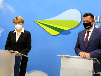 Marszałek Elżbieta Anna Polak i dyrektor Departamentu Ochrony Zdrowia Tomasz Wróblewski w trakcie konferencji prasowej