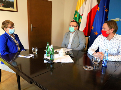 Marszałek Elżbieta Anna Polak podczas spotkania z radnym Pawłem Szymonem Towpikiem i dr. Sławomirem Laberem