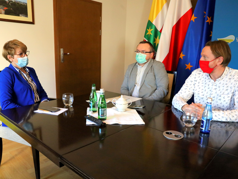 Marszałek Elżbieta Anna Polak podczas spotkania z radnym Pawłem Szymonem Towpikiem i dr. Sławomirem Laberem 