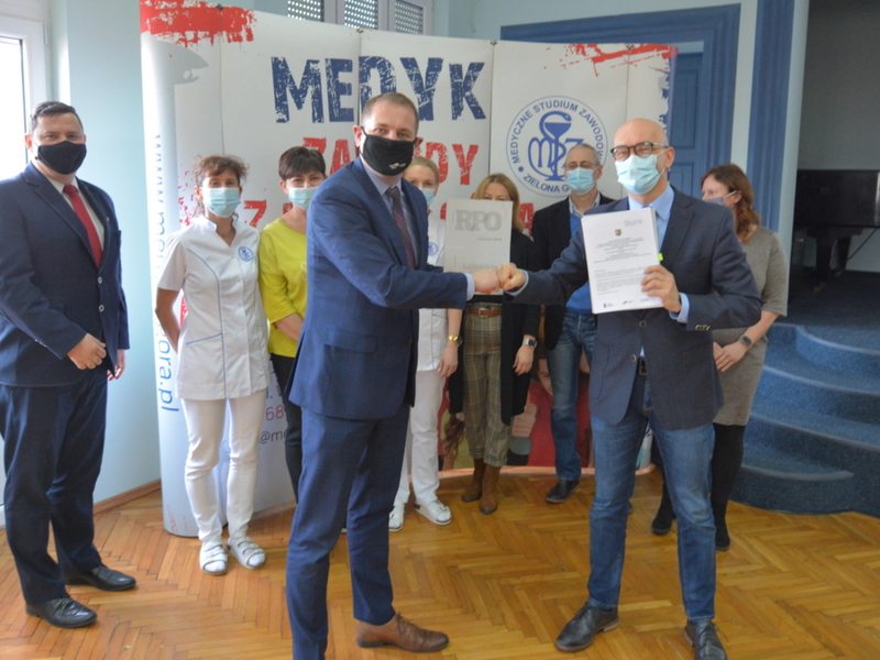 Podpisanie umowy na projekt "Z medykiem w przyszłość"
