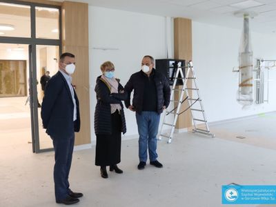 Na zdjęciu od lewej: wiceprezes gorzowskiego szpitala, Robert Surowiec, marszałek Elżbieta Anna Polak oraz prezes gorzowskiego szpitala, Jerzy Ostrouch.