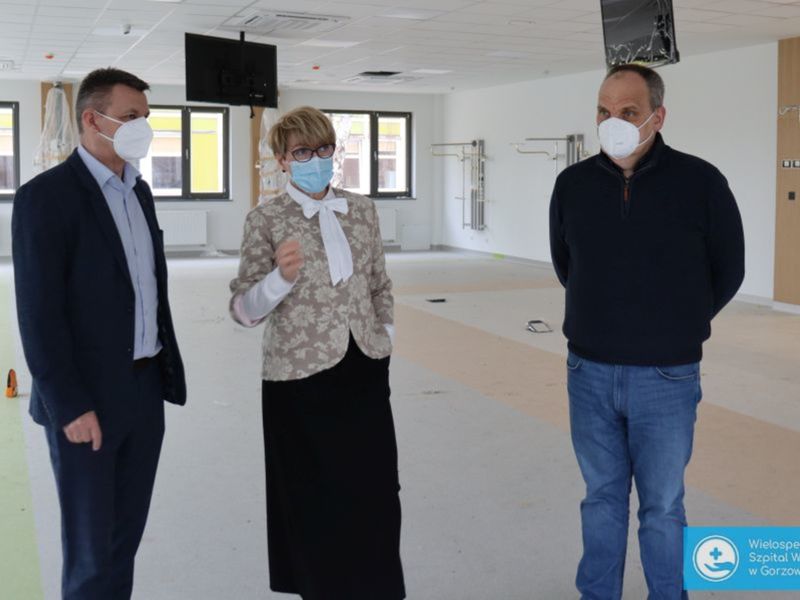 Na zdjęciu od lewej: wiceprezes gorzowskiego szpitala, Robert Surowiec, marszałek Elżbieta Anna Polak oraz prezes gorzowskiego szpitala, Jerzy Ostrouch.