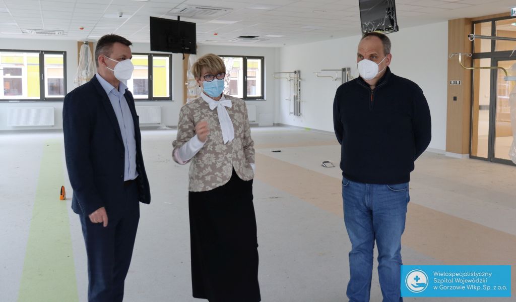 Na zdjęciu od lewej: wiceprezes gorzowskiego szpitala, Robert Surowiec, marszałek Elżbieta Anna Polak oraz prezes gorzowskiego szpitala, Jerzy Ostrouch.