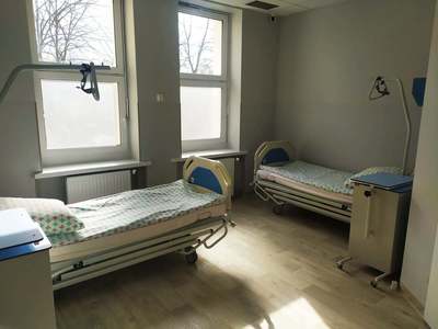 W nowych salach znalazło się miejsce na siedem dodatkowych łóżek. Tym samym oddział zakaźny zwiększył pojemność do 42 łóżek, dedykowanych obecnie pacjentom z COVID-19. Fot. Szpital Uniwersytecki w Zielonej Górze