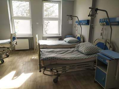 Koszt przystosowania sal na oddziale zakaźnym zielonogórskiego szpitala wyniósł około 700 tys. zł, z czego 600 tys. pochodziło z Rządowego Funduszu Inwestycji Lokalnych, a 100 tys. z projektu „Lubuskie kontra wirus”.

Fot. Szpital Uniwersytecki w Zielonej Górze
