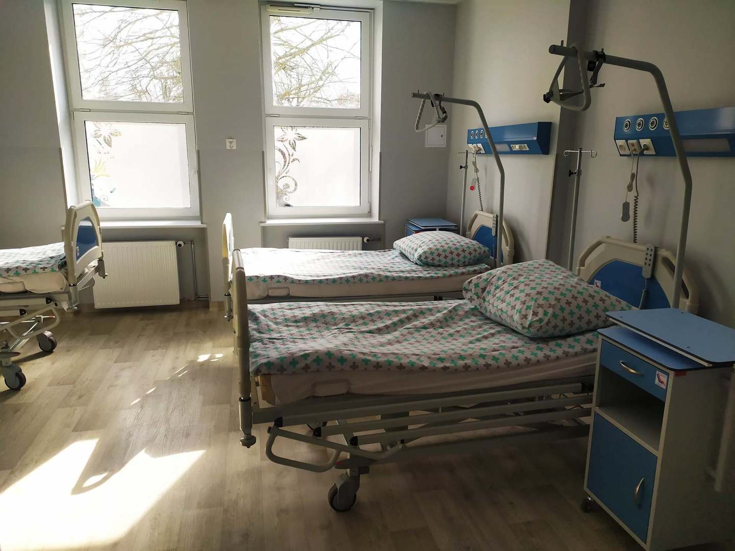 Koszt przystosowania sal na oddziale zakaźnym zielonogórskiego szpitala wyniósł około 700 tys. zł, z czego 600 tys. pochodziło z Rządowego Funduszu Inwestycji Lokalnych, a 100 tys. z projektu „Lubuskie kontra wirus”.

Fot. Szpital Uniwersytecki w Zielonej Górze