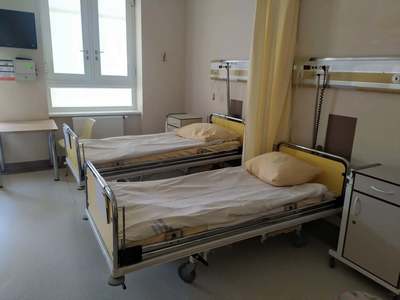 Budynek "U”, w którym mieściły się kliniczne oddziały chorób płuc, chirurgii klatki piersiowej oraz radioterapii, został przeznaczony dla pacjentów zakażonych COVID-19. Wygospodarowano w nim 61 łóżek obserwacyjno-zakaźnych. Fot. Szpital Uniwersytecki w Zielonej Górze