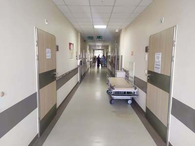 Budynek "U”, w którym mieściły się kliniczne oddziały chorób płuc, chirurgii klatki piersiowej oraz radioterapii, został przeznaczony dla pacjentów zakażonych COVID-19. Wygospodarowano w nim 61 łóżek obserwacyjno-zakaźnych. Fot. Szpital Uniwersytecki w Zielonej Górze