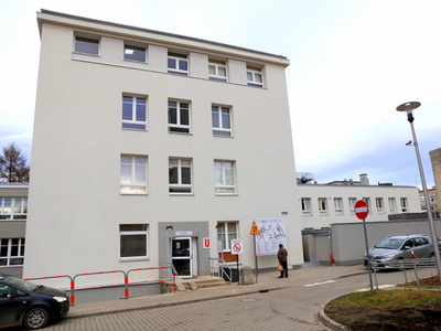 Budynek "U”, w którym mieściły się kliniczne oddziały chorób płuc, chirurgii klatki piersiowej oraz radioterapii, został przeznaczony dla pacjentów zakażonych COVID-19