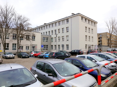 Budynek "U”, w którym mieściły się kliniczne oddziały chorób płuc, chirurgii klatki piersiowej oraz radioterapii, został przeznaczony dla pacjentów zakażonych COVID-19