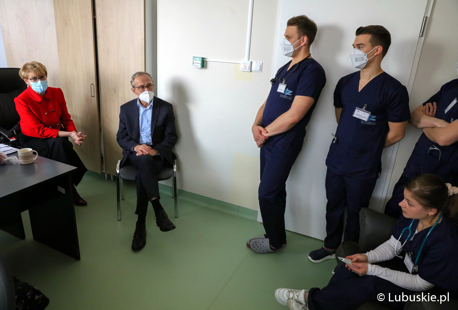 Marszałek Elżbieta Anna Polak rozmawia ze studentami medycyny