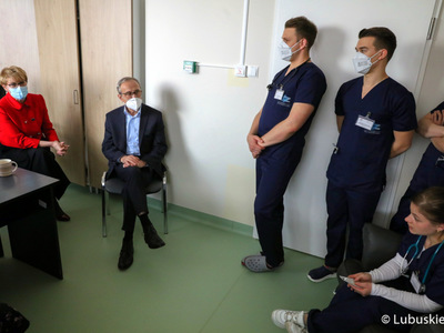 Marszałek Elżbieta Anna Polak rozmawia ze studentami medycyny