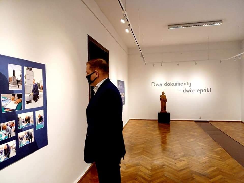 Wicemarszałek Łukasz Porycki oglądający wystawę.