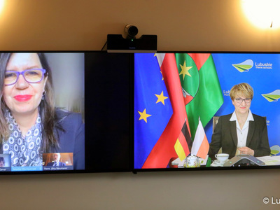 Dwa telewizory zawieszone na ścianie.