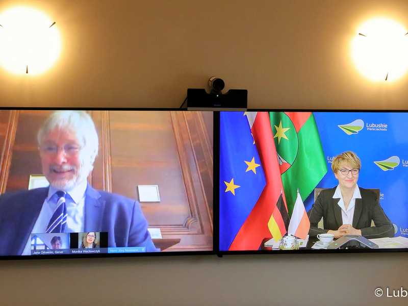 Dwa telewizory zawieszone na ścianie.