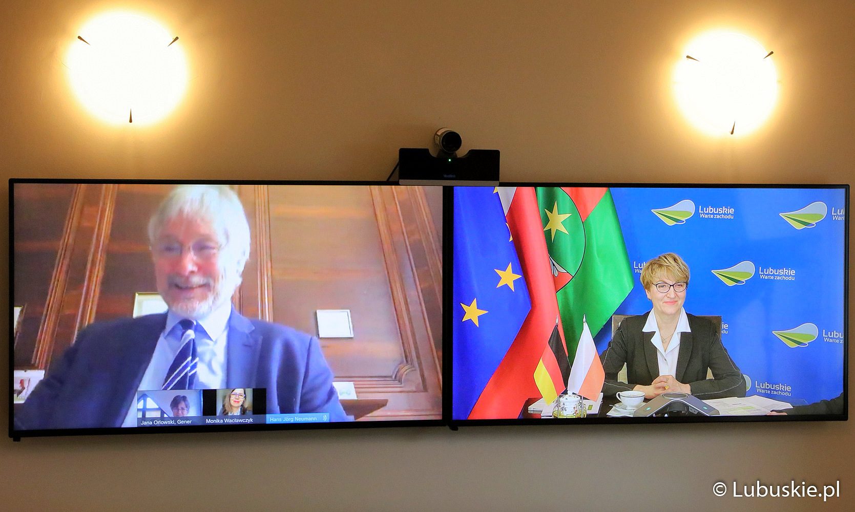 Dwa telewizory zawieszone na ścianie.