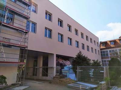 Prace termomodernizacyjne w Szpitalu Uniwersyteckim w Zielonej Górze przebiegają sprawnie, a ich efekty można zaobserwować nie tylko wewnątrz, ale i na zewnątrz. Fot. Szpital Uniwersytecki w Zielonej Górze