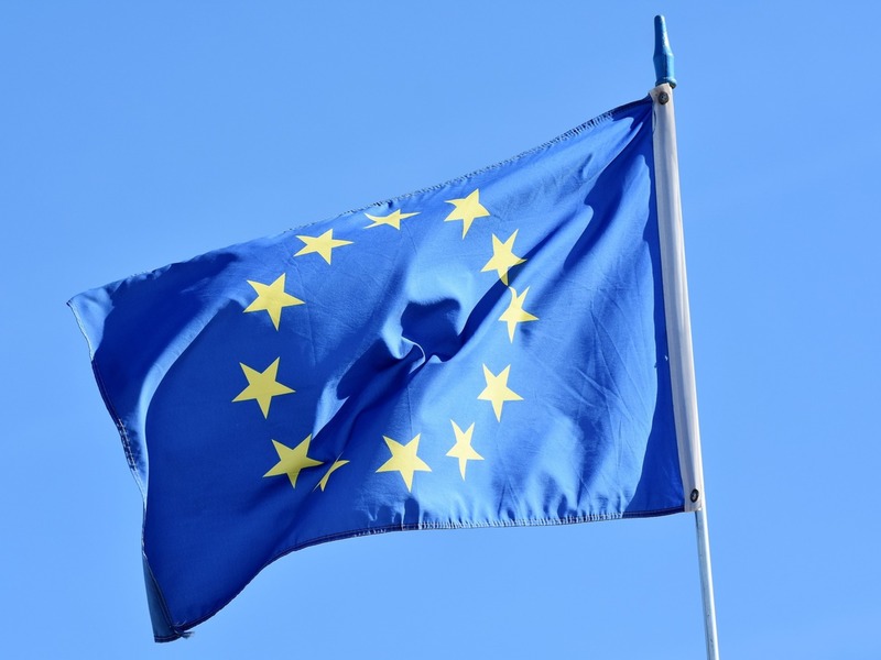 Powiewająca flaga Unii Europejskiej.