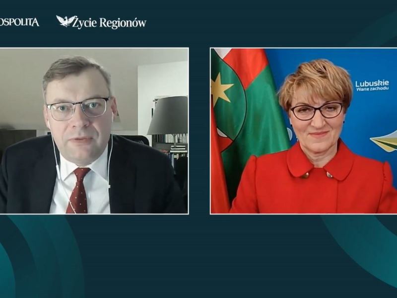 Od lewej na ekranie: redaktor Marcin Piasecki, marszałek Elżbieta Anna Polak.