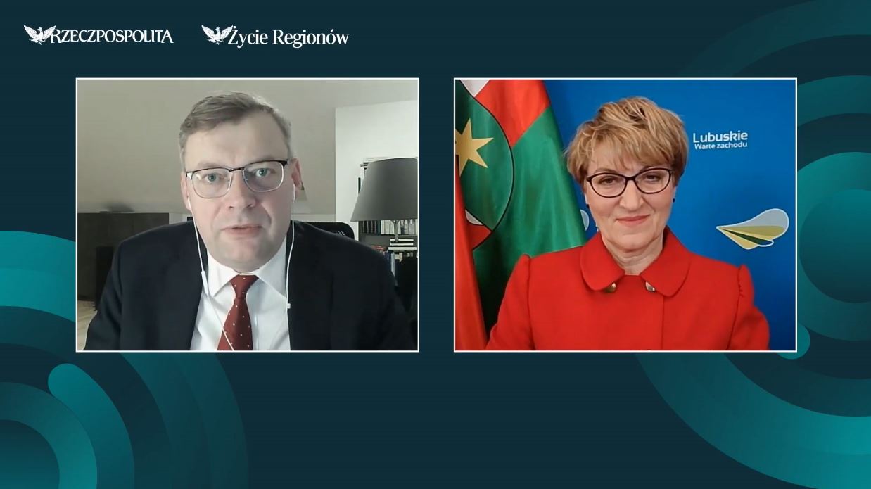 Od lewej na ekranie: redaktor Marcin Piasecki, marszałek Elżbieta Anna Polak.