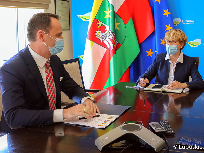 Od lewej: burmistrz Piotr Kuliniak, marszałek Elżbieta Anna Polak