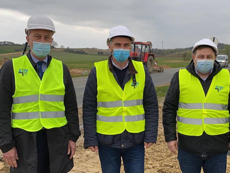 Od lewej: członek zarządu Marcin Jabłoński, poseł Waldemar Sługocki, radny województwa Grzegorz Potęga.
