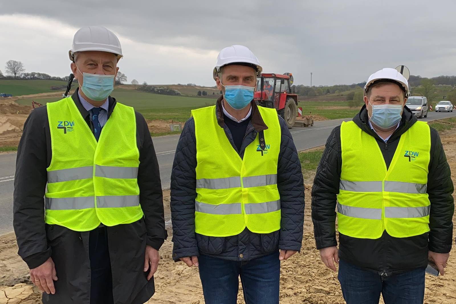 Od lewej: członek zarządu Marcin Jabłoński, poseł Waldemar Sługocki, radny województwa Grzegorz Potęga.