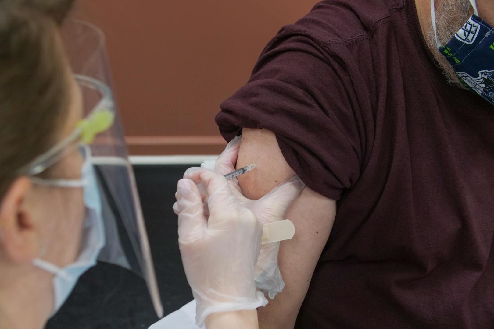 Chęć zaszczepienia się przeciw COVID-19 w miejscu pracy zgłosiło ponad 1000 pracowników urzędu marszałkowskiego i jednostek podległych. Fot. unsplash