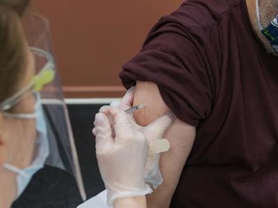 Chęć zaszczepienia się przeciw COVID-19 w miejscu pracy zgłosiło ponad 1000 pracowników urzędu marszałkowskiego i jednostek podległych. Fot. unsplash