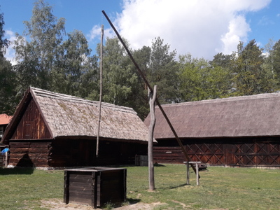 Część skansenu przedstawia budownictwo zachodniej Wielkopolski i Łużyc. Zachodnią Wielkopolskę prezentują zagrody z Krobielewa i Dąbrówki Wielkopolskiej, chałupy: z Pszczewa, Potrzebowa i Kargowej oraz kuźnia z Kosieczyna. W tej części znajduje się także dzwonnica z Drzonkowa przedstawiająca budownictwo okolic Zielonej Góry. fot. Muzeum Etnograficzne w Zielonej Górze - Ochli