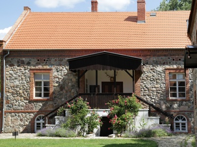 Na teren muzeum można wejść z psem pod warunkiem, że będzie na smyczy oraz w kagańcu. Przypominamy o konieczności sprzątania po psie.  fot. Muzeum Etnograficzne w Zielonej Górze - Ochli