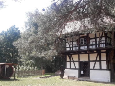 Muzeum Etnograficzne w Zielonej Górze – Ochli posiada na swym terenie zabytki budownictwa ludowego przenoszone z terenów dzisiejszego Województwa Lubuskiego, które przed drugą wojną światową znajdowały się w granicach Niemiec. Poszczególne budynki lub całe zagrody zlokalizowane są na terenie skansenu w Ochli. fot. Muzeum Etnograficzne w Zielonej Górze - Ochli