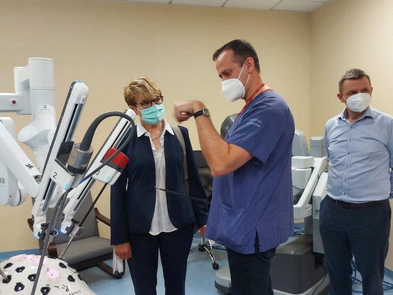 Marszałek Elżbieta Anna Polak podczas prezentacji robota da Vinci.