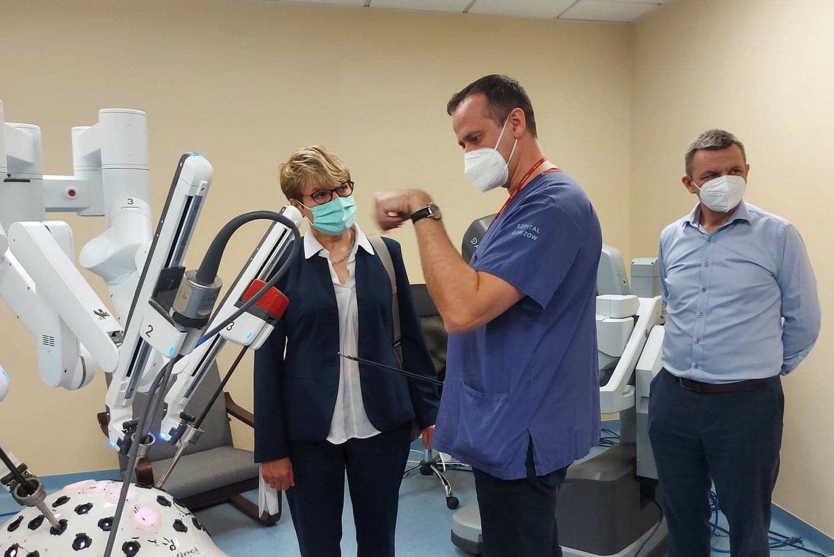 Marszałek Elżbieta Anna Polak podczas prezentacji robota da Vinci.