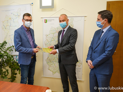 Członek Zarządu Województwa Lubuskiego Marcin Jabłoński podczas spotkania z nowym dyrektorem WORD w Zielonej Górze Edwardem Jakubowskim. W spotkaniu uczestniczył również dyrektor Departamentu Infrastruktury i Komunikacji Sławomir Kotylak.