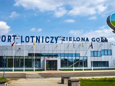 Hala odlotów lotniska w Babimoście.