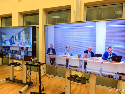 Monitory z uczestnikami widekonferencji.