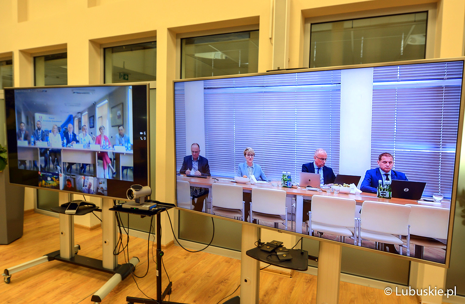 Monitory z uczestnikami widekonferencji.