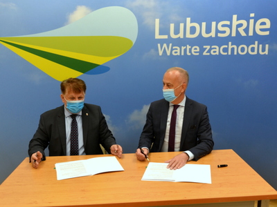 Od lewej: starosta słubicki Leszek Bajon i członek zarządu Marcin Jabłoński podpisujący umowę.