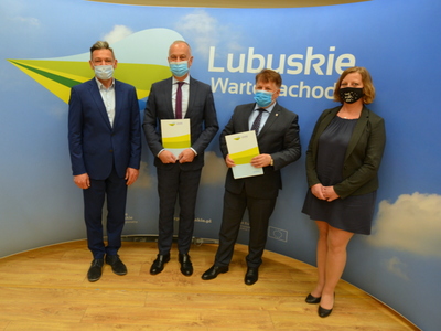 Podpisanie umowy na dofinansowanie hali w Słubicach.