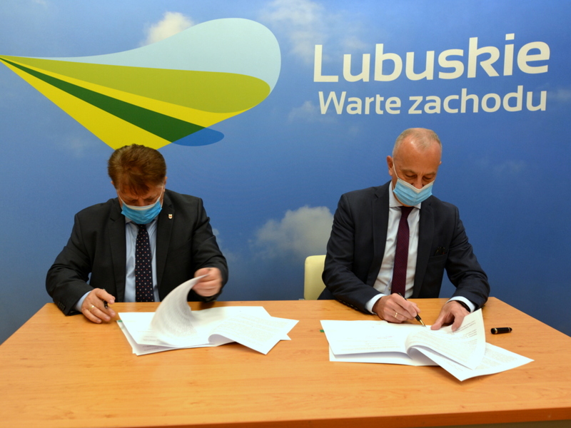 Od lewej: starosta słubicki Leszek Bajon i członek zarządu Marcin Jabłoński podpisujący umowę.
